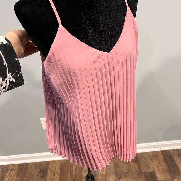Cute pink sleeveless top!💗 - Picture 3 of 6